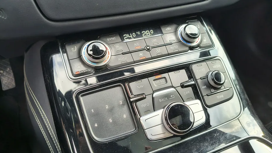 AUDI A8 -