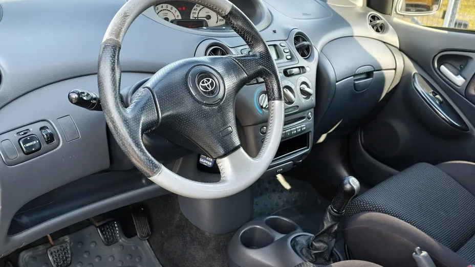 TOYOTA Yaris -