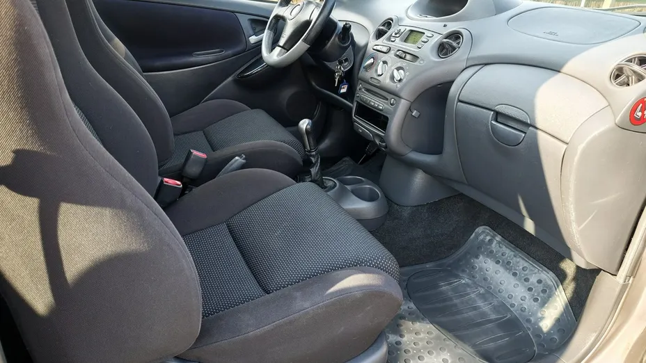 TOYOTA Yaris -