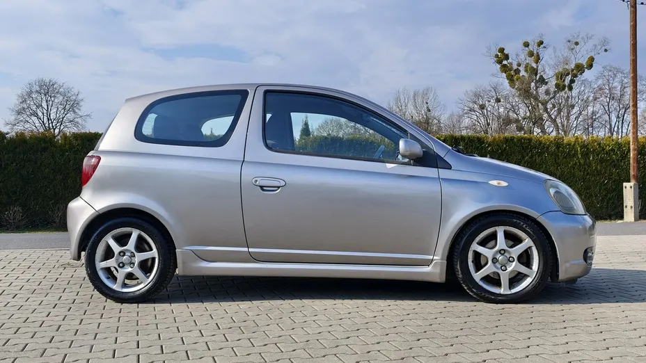 TOYOTA Yaris -