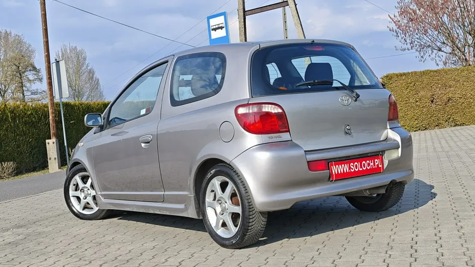 TOYOTA Yaris -