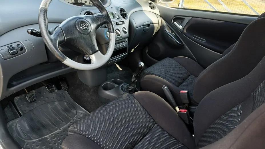 TOYOTA Yaris -