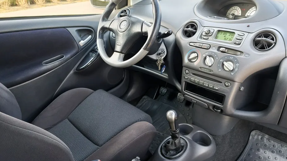 TOYOTA Yaris -