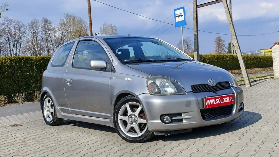 TOYOTA Yaris -