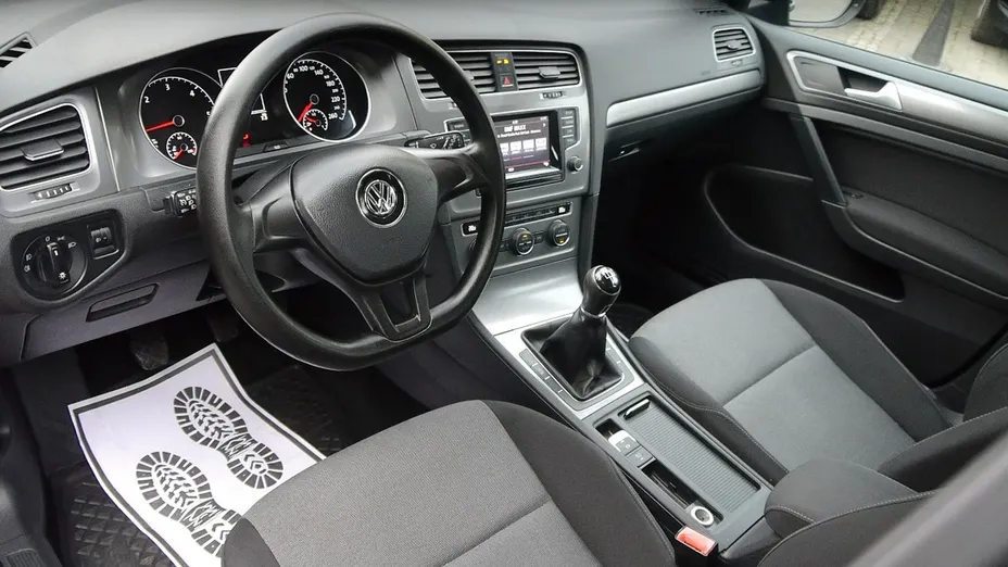 VOLKSWAGEN Golf -