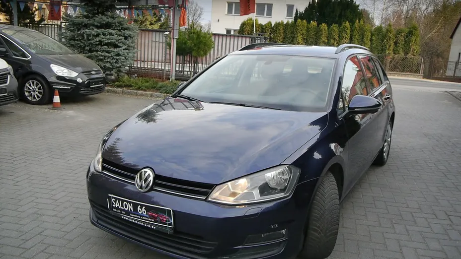VOLKSWAGEN Golf -