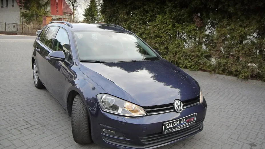 VOLKSWAGEN Golf -
