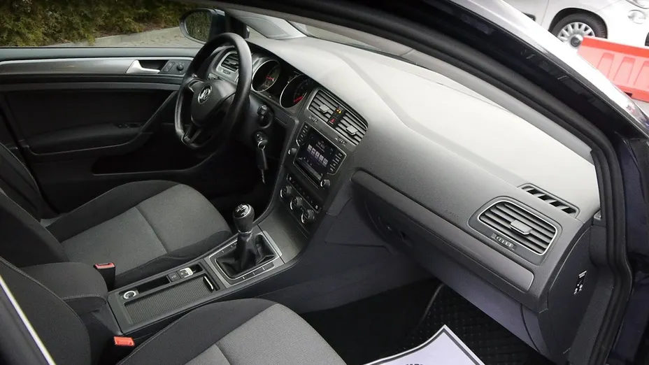 VOLKSWAGEN Golf -