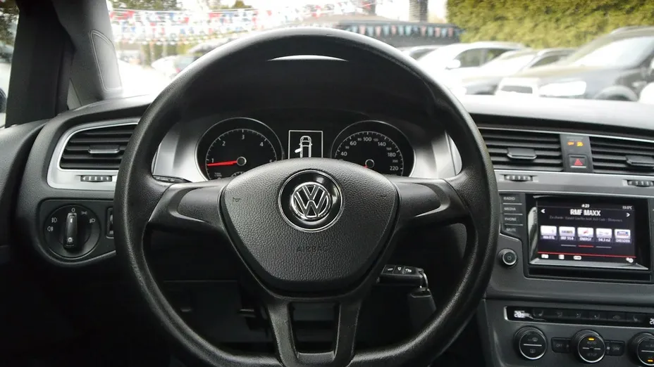 VOLKSWAGEN Golf -