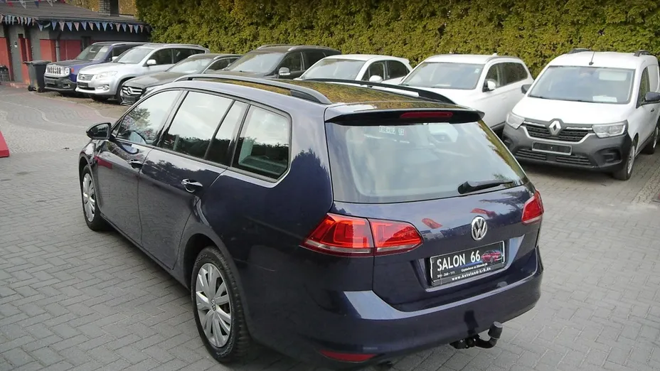 VOLKSWAGEN Golf -