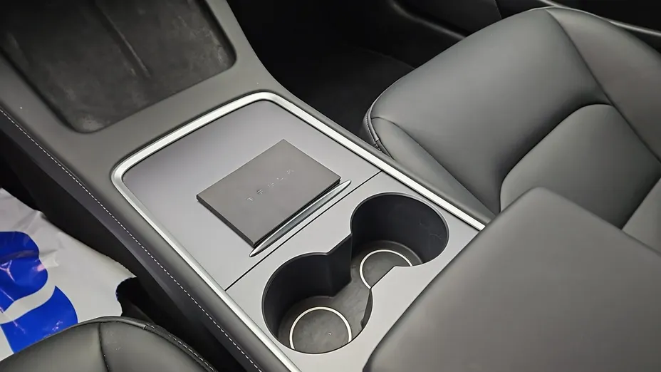 TESLA Model 3 -