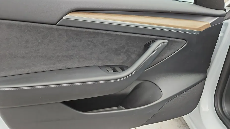 TESLA Model 3 -