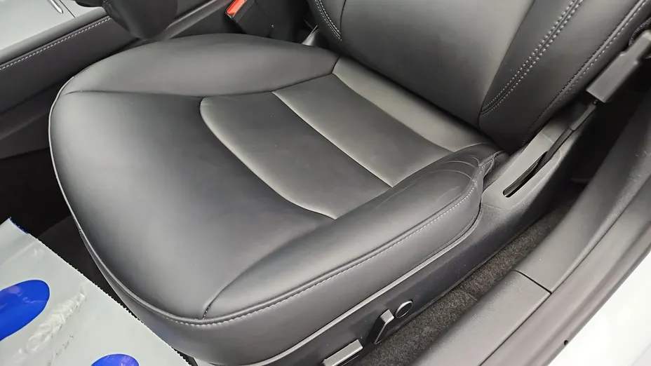 TESLA Model 3 -