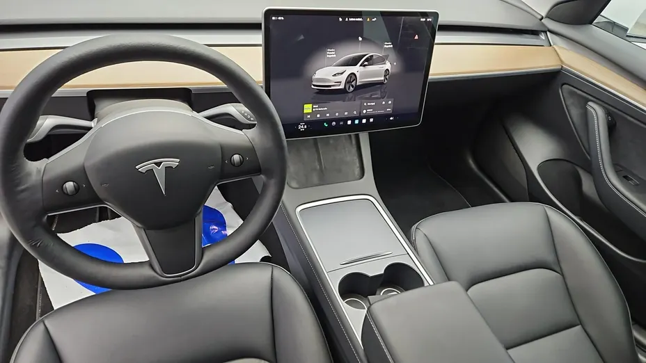 TESLA Model 3 -