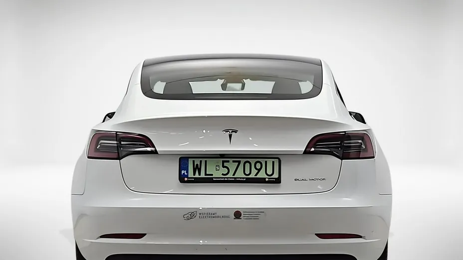 TESLA Model 3 -