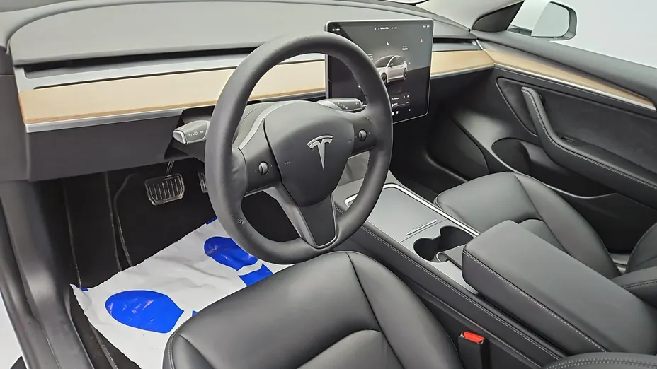 TESLA Model 3 -