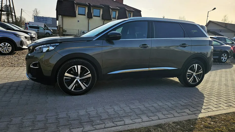 PEUGEOT 5008 -