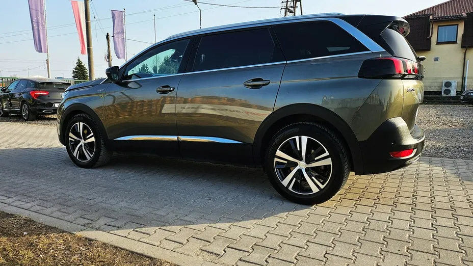 PEUGEOT 5008 -