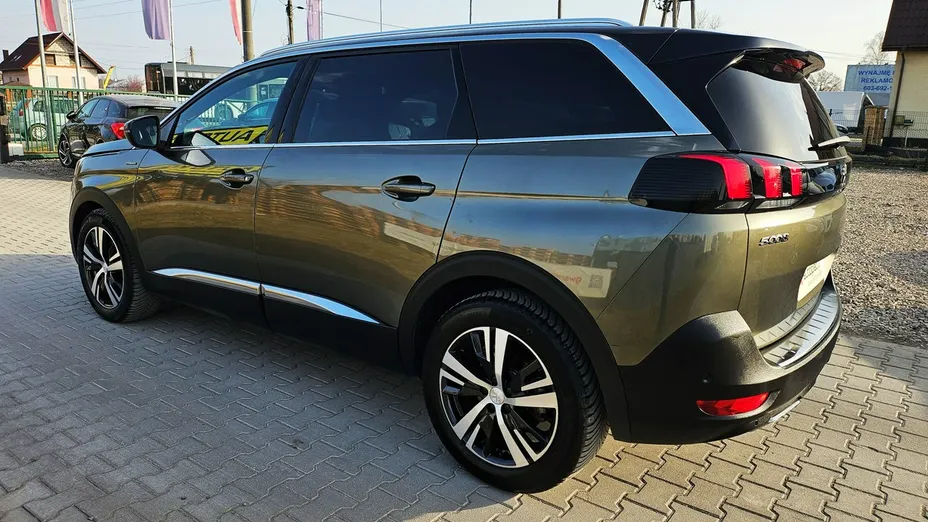 PEUGEOT 5008 -