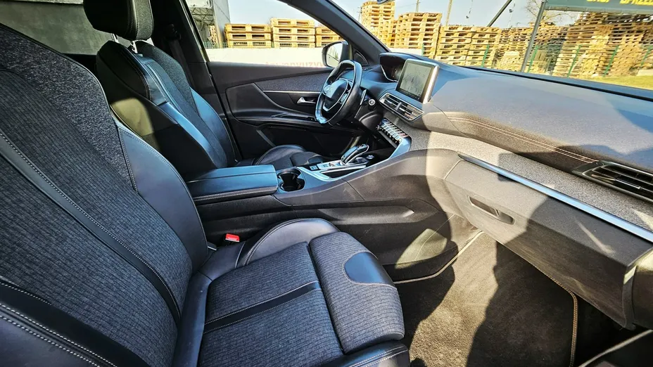 PEUGEOT 5008 -