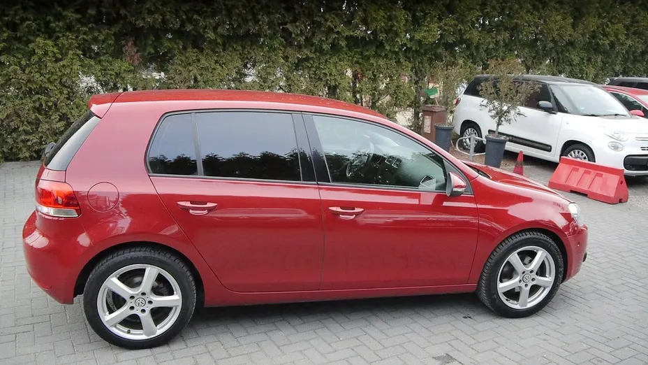 VOLKSWAGEN Golf -
