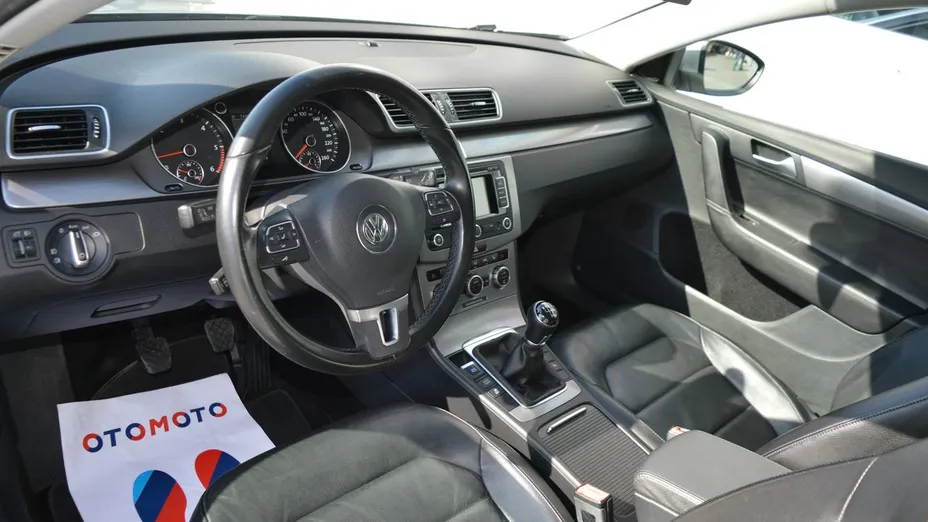 VOLKSWAGEN Passat -