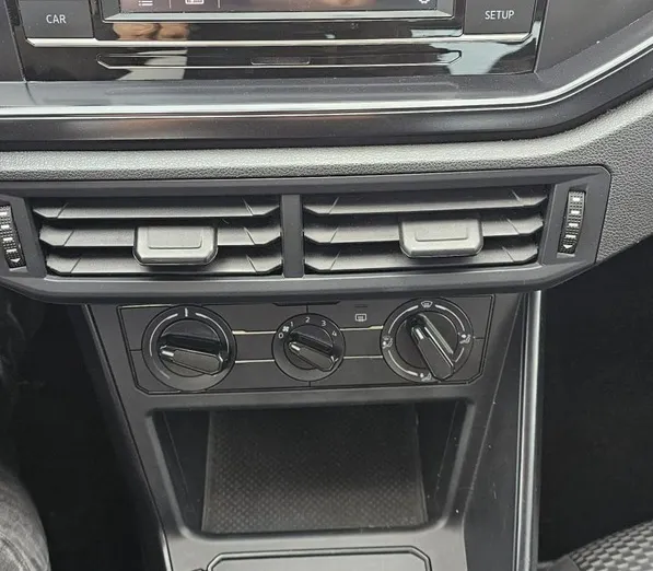 VOLKSWAGEN Polo -