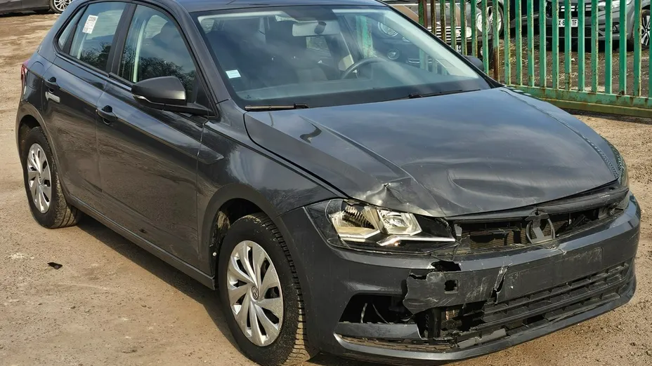 VOLKSWAGEN Polo -