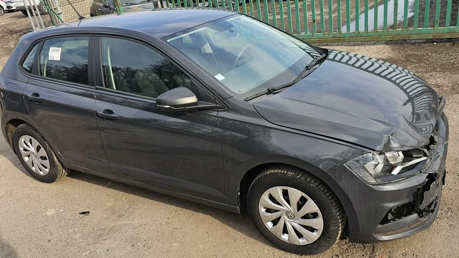 VOLKSWAGEN Polo -