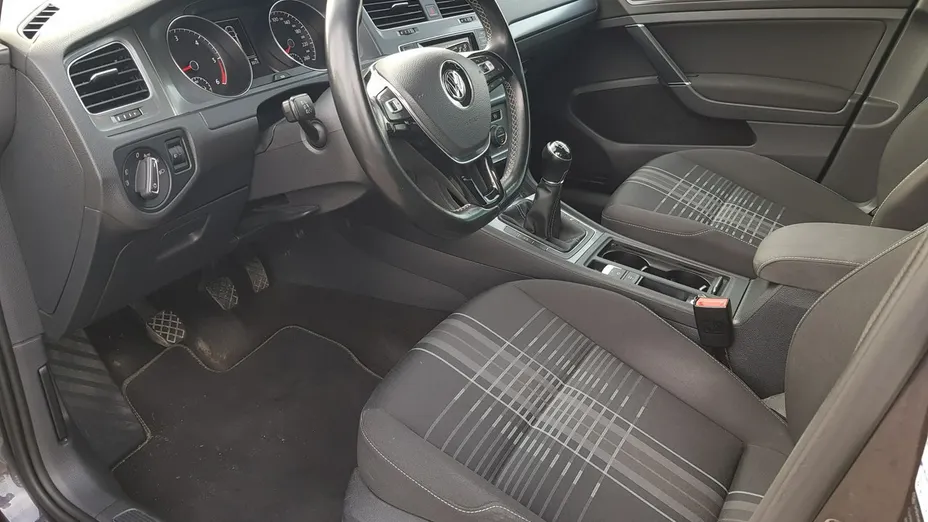 VOLKSWAGEN Golf -