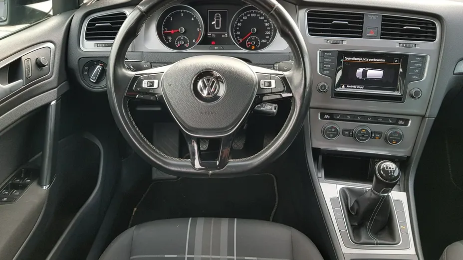 VOLKSWAGEN Golf -