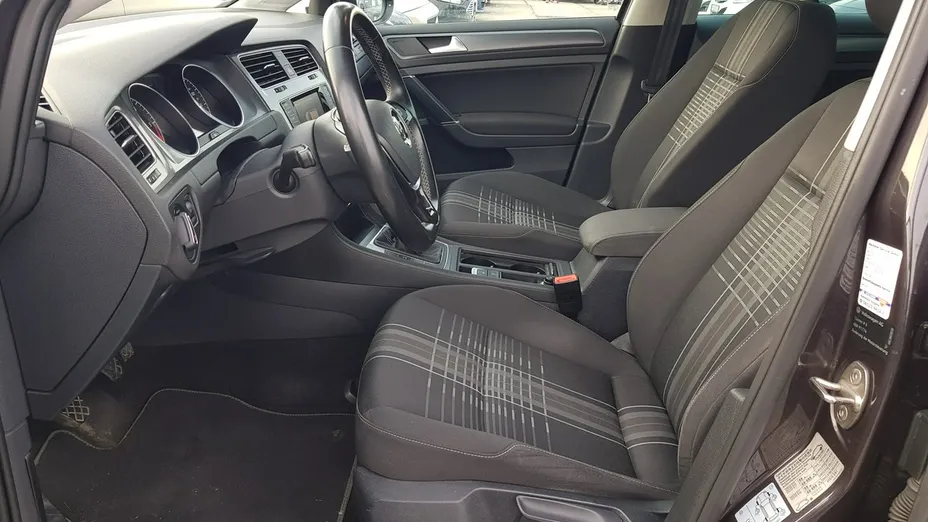 VOLKSWAGEN Golf -