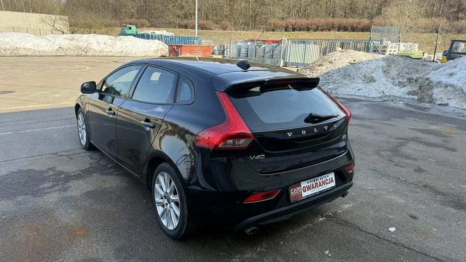 VOLVO V40 -