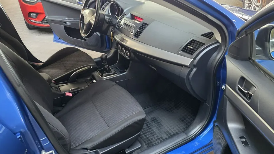 MITSUBISHI Lancer -