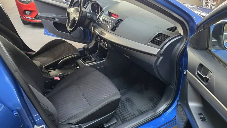 MITSUBISHI Lancer -