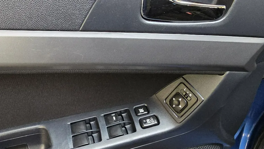 MITSUBISHI Lancer -