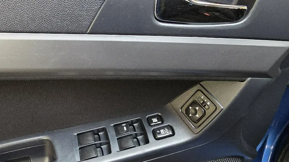MITSUBISHI Lancer -
