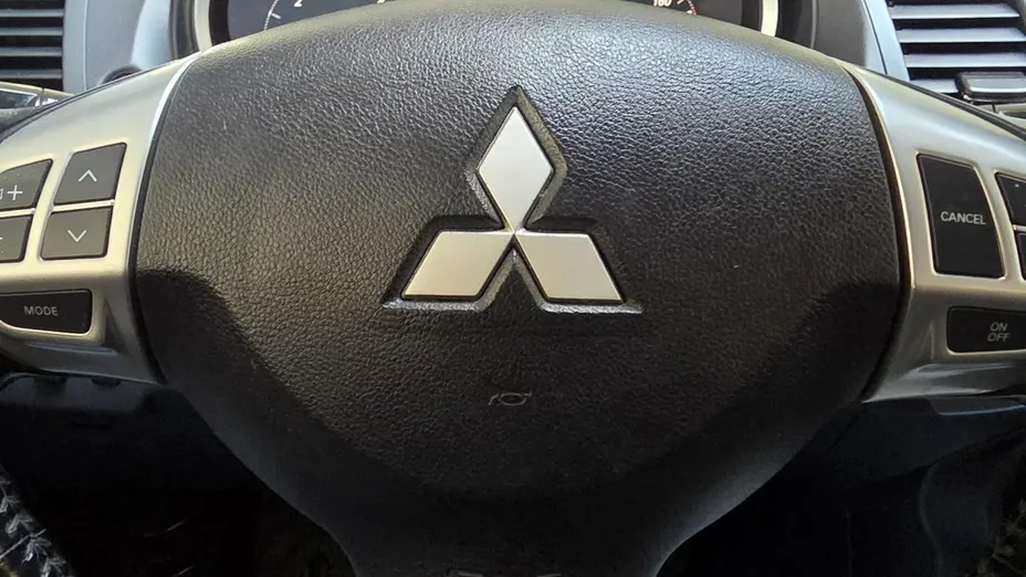 MITSUBISHI Lancer -