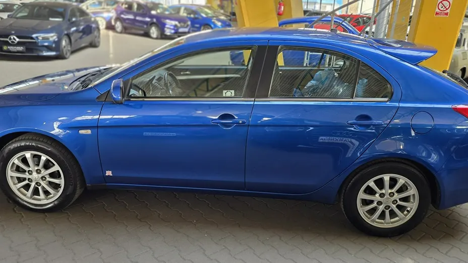 MITSUBISHI Lancer -