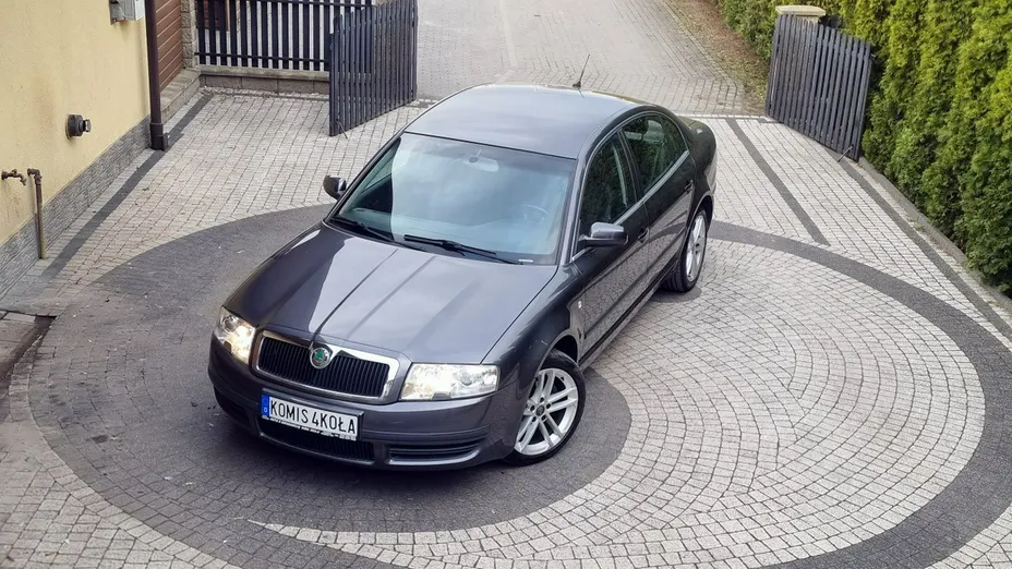 SKODA Superb -