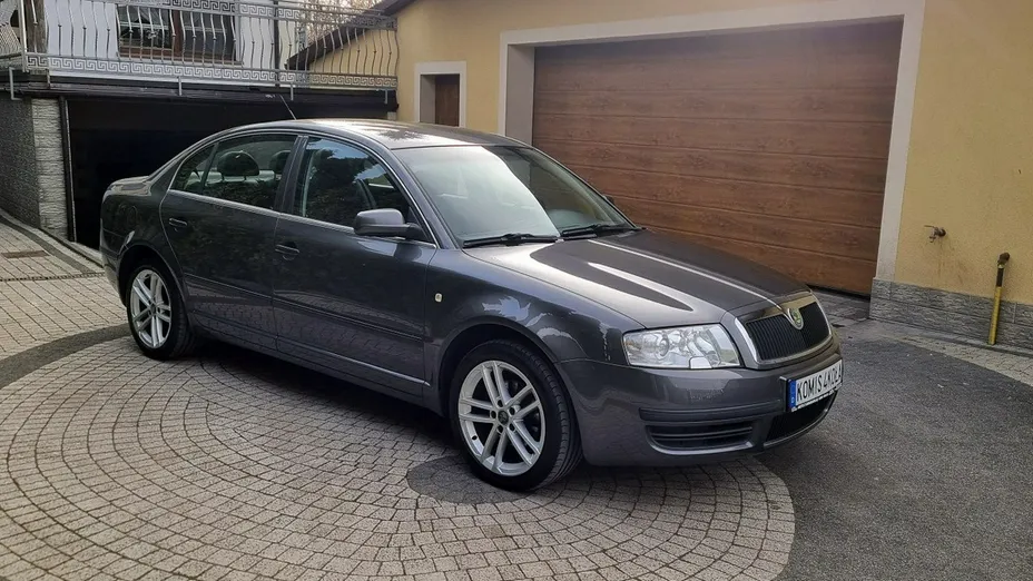 SKODA Superb -