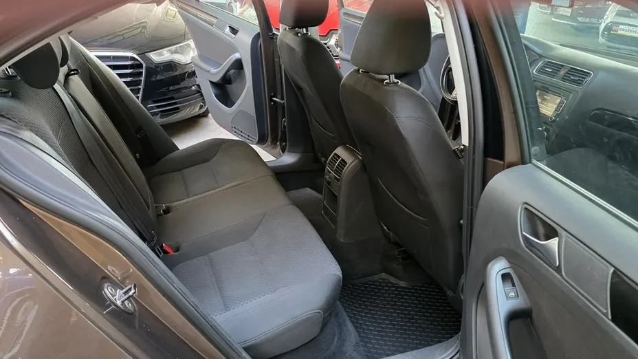 VOLKSWAGEN Jetta -