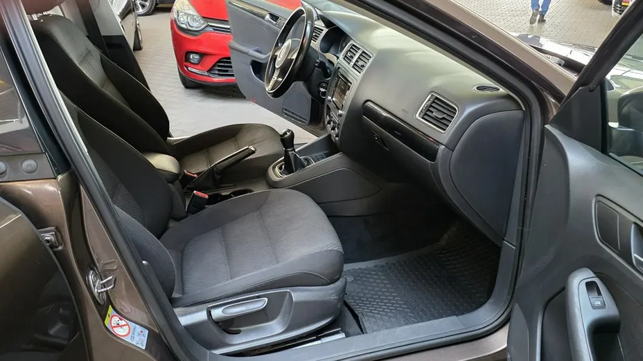 VOLKSWAGEN Jetta -