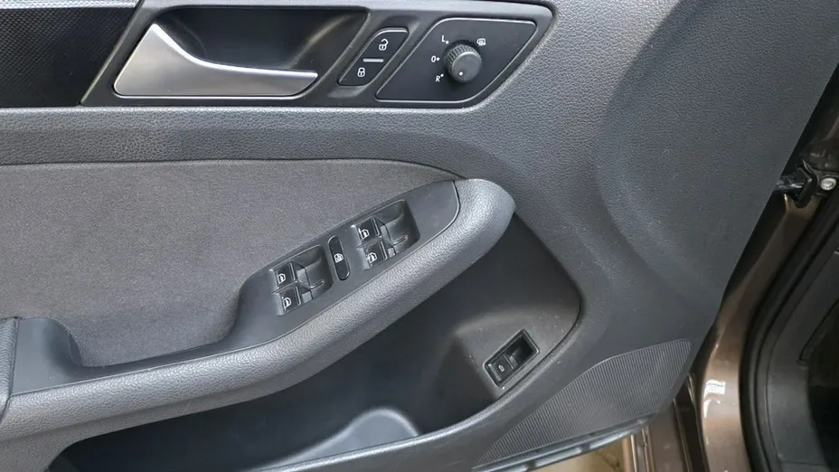 VOLKSWAGEN Jetta -