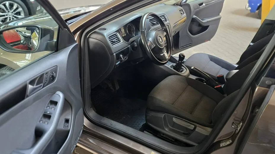 VOLKSWAGEN Jetta -