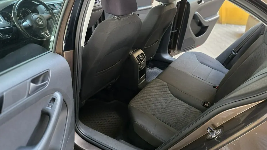 VOLKSWAGEN Jetta -