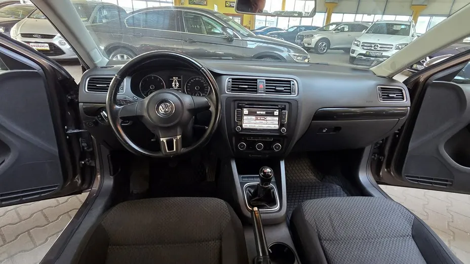 VOLKSWAGEN Jetta -