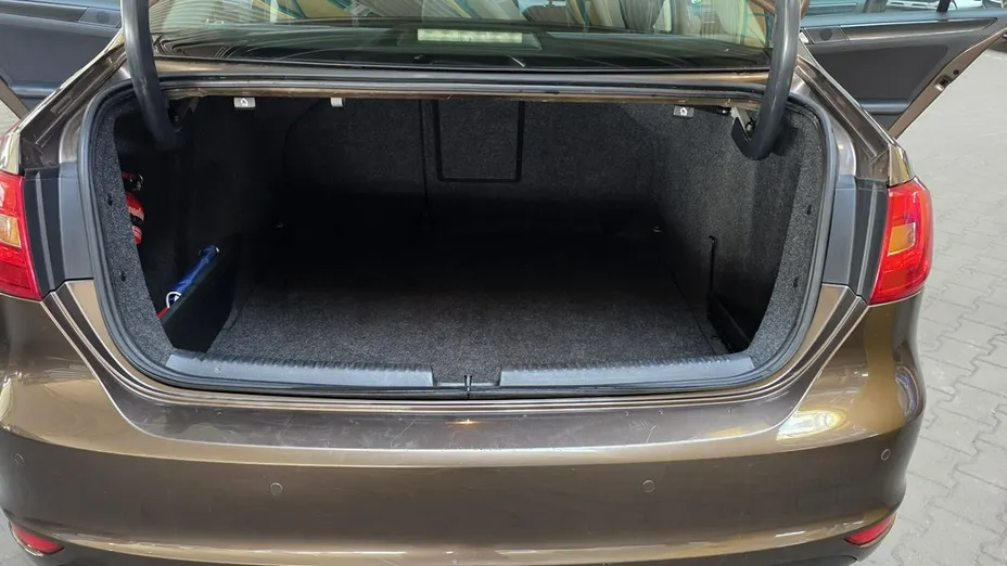 VOLKSWAGEN Jetta -