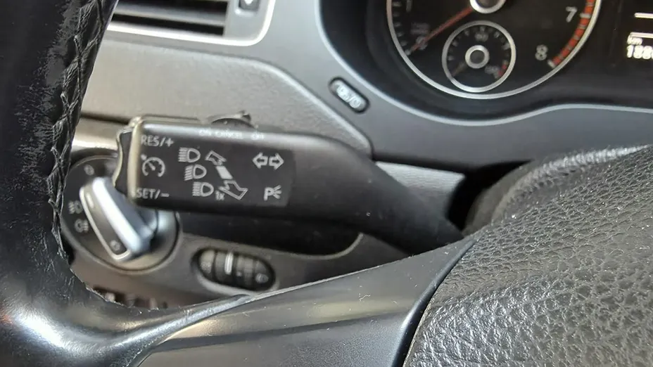 VOLKSWAGEN Jetta -