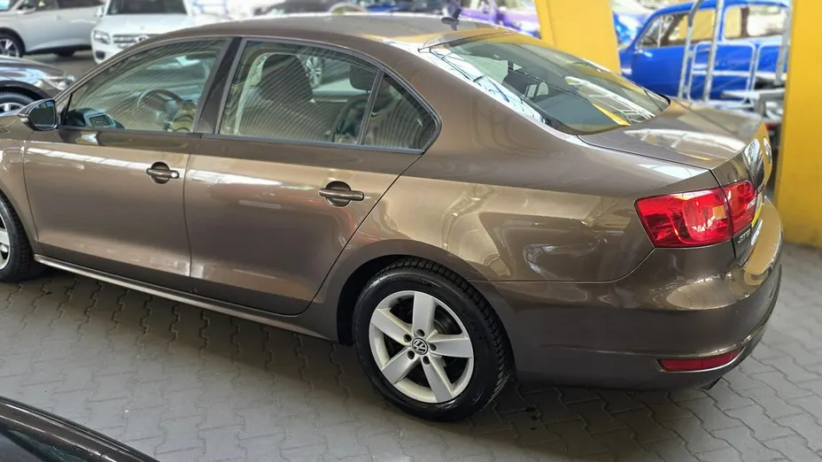 VOLKSWAGEN Jetta -